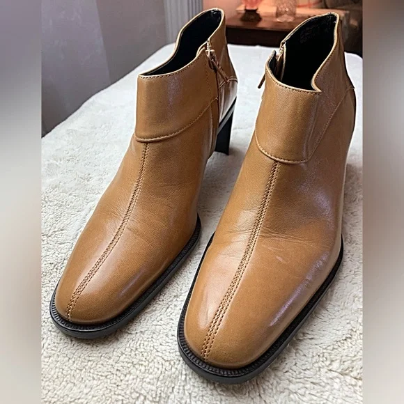 Vintage Tan leather booties by Etienne Aigner - Picture 3 of 9